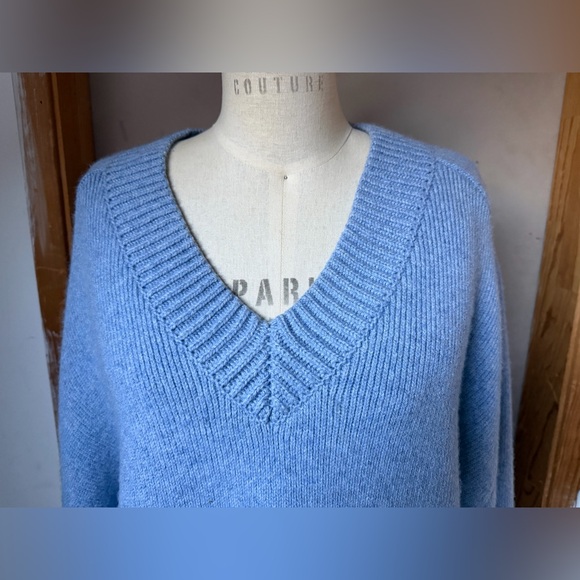 $1480 KHAITE Lenina Cashmere V-Neck Light Blue Sweater - Size M - Picture 5 of 13